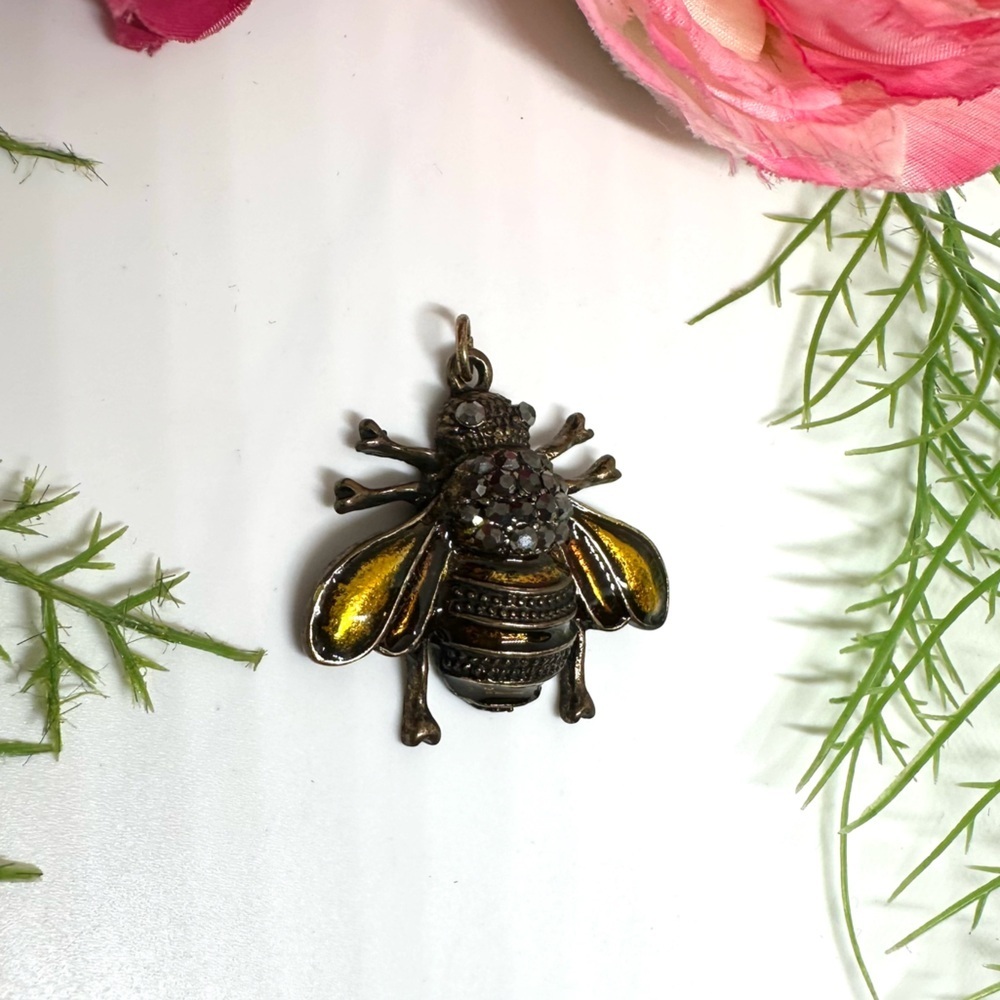 NEW⚜️Honey Bee Crystal Embellished Charm - Picture 3 of 5